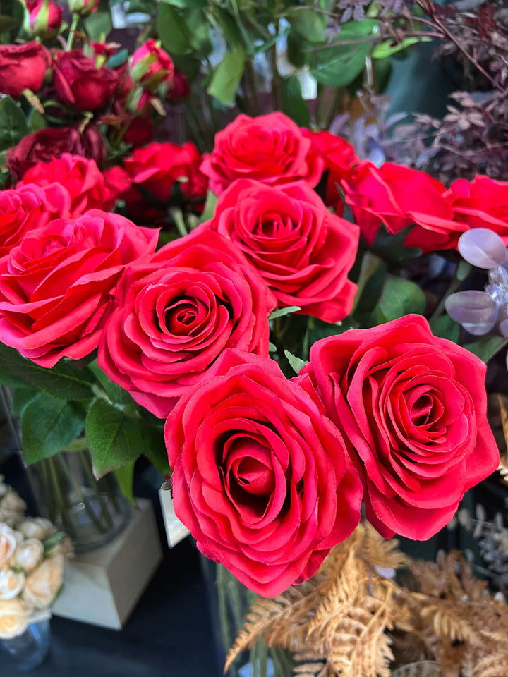 bunch of red roses